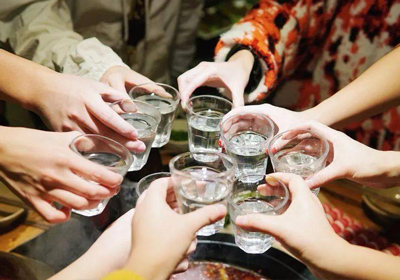 白酒優(yōu)劣怎么看？瀘旗酒業(yè)教你三招學(xué)會(huì)挑好酒